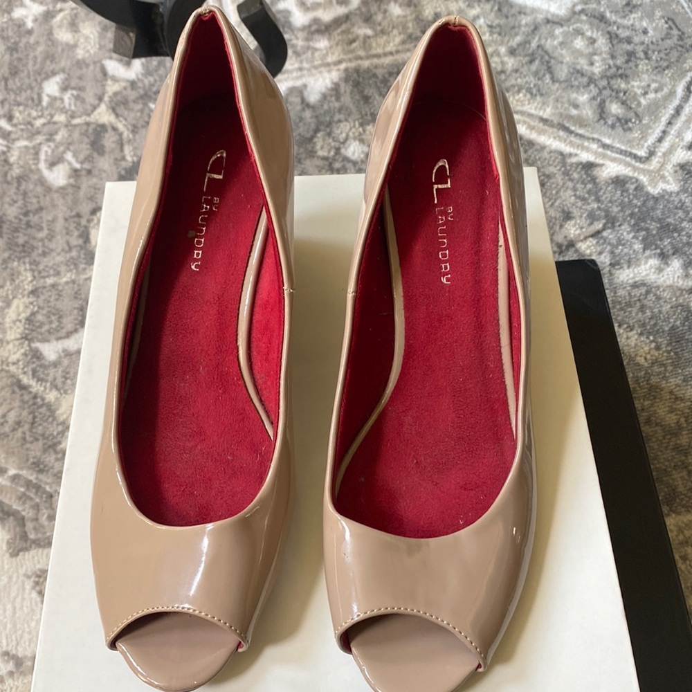 Women Chinese Laudtry open toe tan patent wedge. Size 11